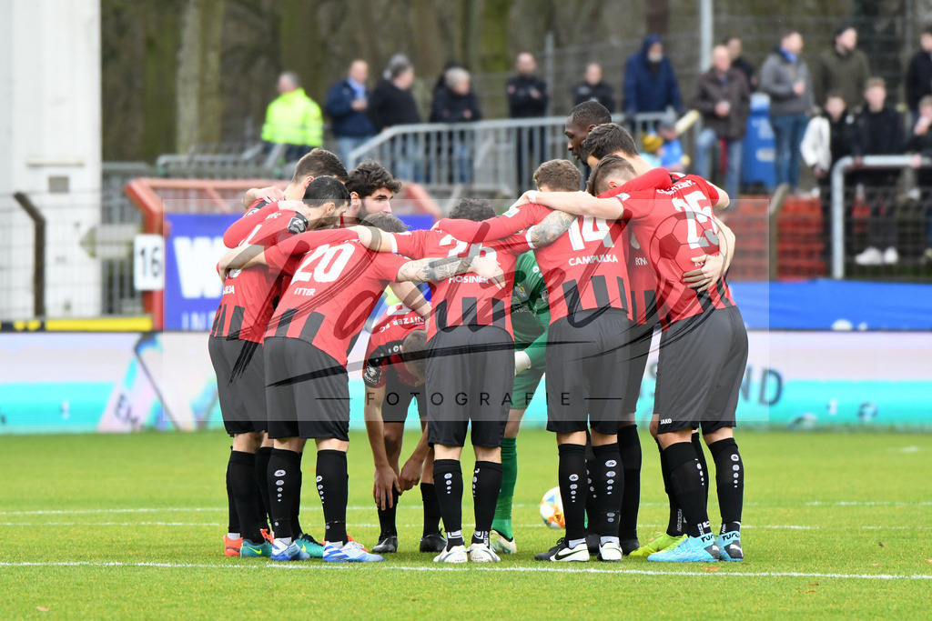 20200201_MEPCHE_0014 | Fußball, Herren: . Die Spieler vom Chemnitzer FC bilden einen Teamkreis waehrend des Spiels der 3. Liga zwischen SV Meppen und Chemnitzer FC in der Haensch-Arena am 01.02.2020 in Meppen, Deutschland. DFB / DFL REGULATIONS PROHIBIT ANY USE OF PHOTOGRAPHS AS IMAGE SEQUENCES AND/OR QUASI-VIDEO. - Realisiert mit Pictrs.com