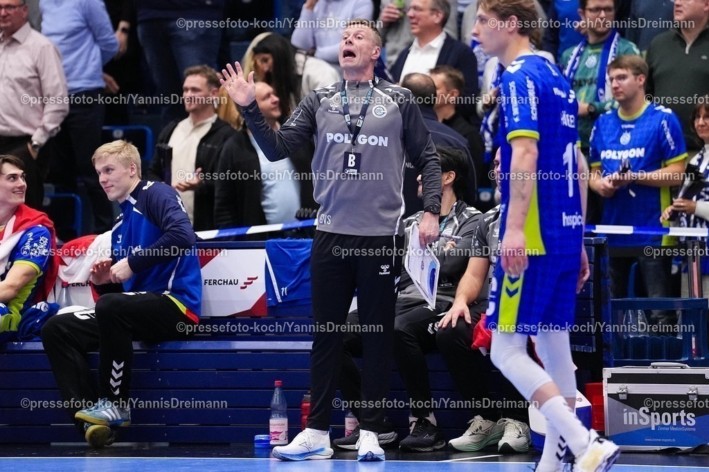 xYDRx22112502063 | 22.11.2025, xydrx, Handball, 1.HBL, VFL Gummersbach - SC DHfk Leipzig, Schwalbe-Arena: Gudjon Valur Sigurdsson (Cheftrainer VFL Gummersbach) gestikulierend