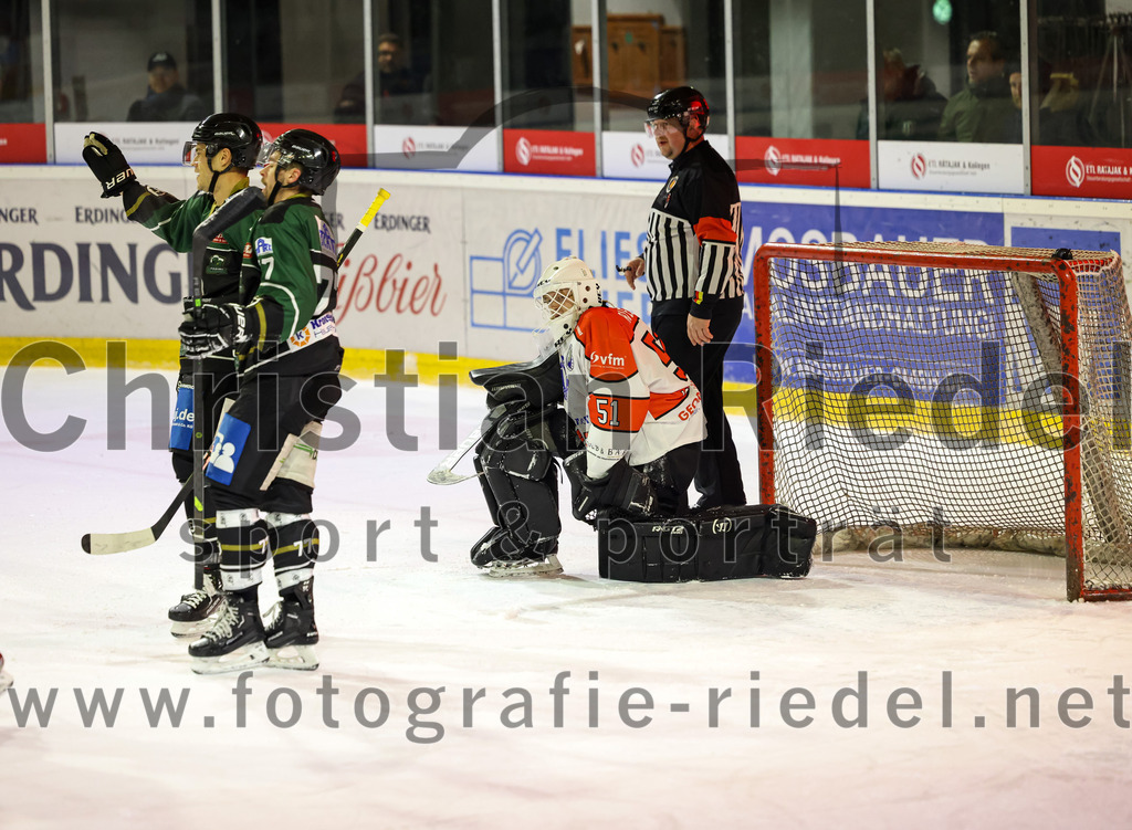 2022-12-02_110_TSV_Erding_gegen_EV_Pegnitz | Erding, Deutschland, 02.12.2022:
Eishockey, Bayernliga 2022 / 2023, 17. Spieltag, TSV Erding gegen EV Pegnitz, Endergebnis: 9:3

Mark Waldhausen (Erding Gladiators, #27), Philipp Michl (Erding Gladiators, #77), Torwart Filip Rieger (EV Pegnitz, #51)

Foto: Christian Riedel / fotografie-riedel.net