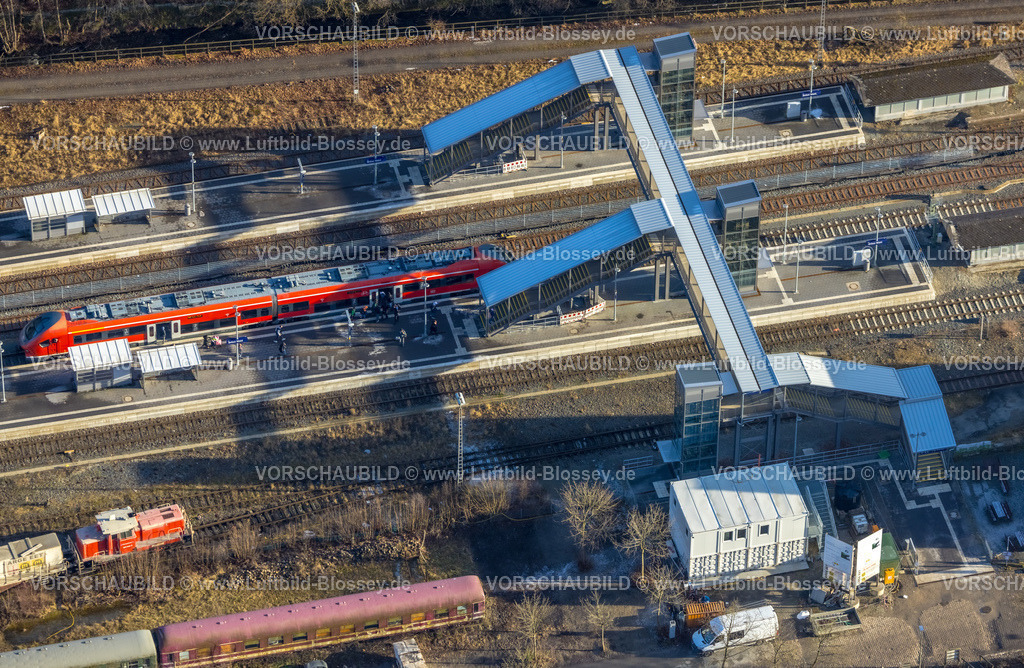Brilon260104752 | Luftbild, S-Bahn am Bahnhof Brilon-Wald mit Fußgängerbrücke zu den einzelnen Bahnsteigen, Brilon-Wald, Brilon, Sauerland, Nordrhein-Westfalen, Deutschland