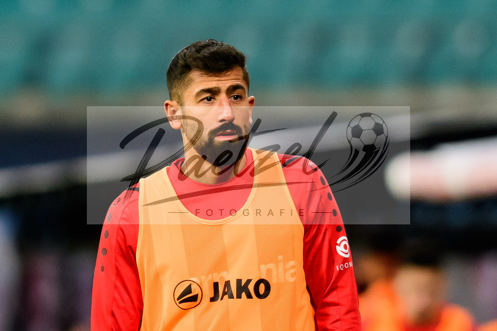 RBLLEV20211128_146 | Fussball, Herren: Kerem Demirbay (Bayer 04 Leverkusen) schaut bei dem Spiel der 1. Bundesliga zwischen RB Leipzig und Bayer 04 Leverkusen in der Red Bull Arena am 28.11.2021 in Leipzig, Deutschland.DFB / DFL REGULATIONS PROHIBIT ANY USE OF PHOTOGRAPHS AS IMAGE SEQUENCES AND/OR QUASI-VIDEO. - Realisiert mit Pictrs.com