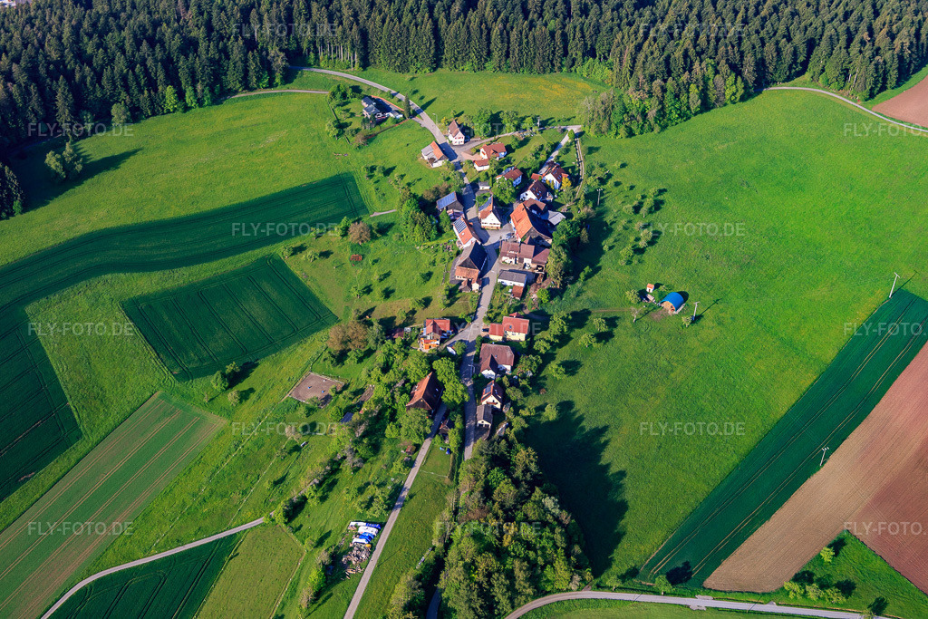Luftbild: Dorfansicht von Nordosten mit Ferienwohnung Hänel im Ortsteil Geroldsweiler in Loßburg im Bundesland Baden-Württemberg in Deutschland. Foto: IMG_114378.jpg vom 30.05.2019 durch Werner Riehm/FLY-FOTO.deWWW.LOSSBURG.DE