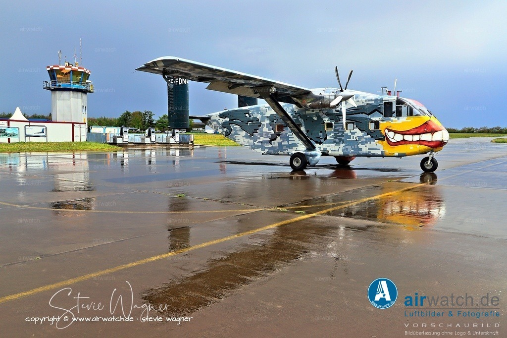 Flying Shoebox - Short S.C.7 Skyvan auf dem Flugplatz Husum-Schwesing | Aufgrund von Temperaturlimitierungen dieser Motoren in großen Höhen wechselte die Produktion 1968 zur Skyvan Series 3, die leistungsstärkere Garrett AiResearch TPE331-Triebwerke erhielt.