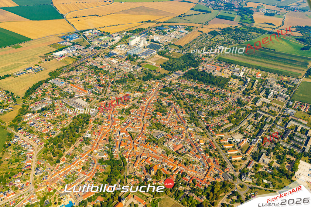 Neue Luftbildaufnahme der Stadt Querfurt - Das Luftbild wurde 2025 vom UL-Flugzeug heraus erstellt ( keine Drohnenaufnahme ) - Hochauflösende Luftaufnahme - für Wandbilder und großformatige Ausdrucke geeignet. Das besondere Geschenk!Hier alle&nbsp;Infos zur Lizenzierung der LuftaufnahmeWir fliegen auch dieses Jahr wieder in Ihre Region um Luftbilder zu erstellen.- Luftbild anfragen