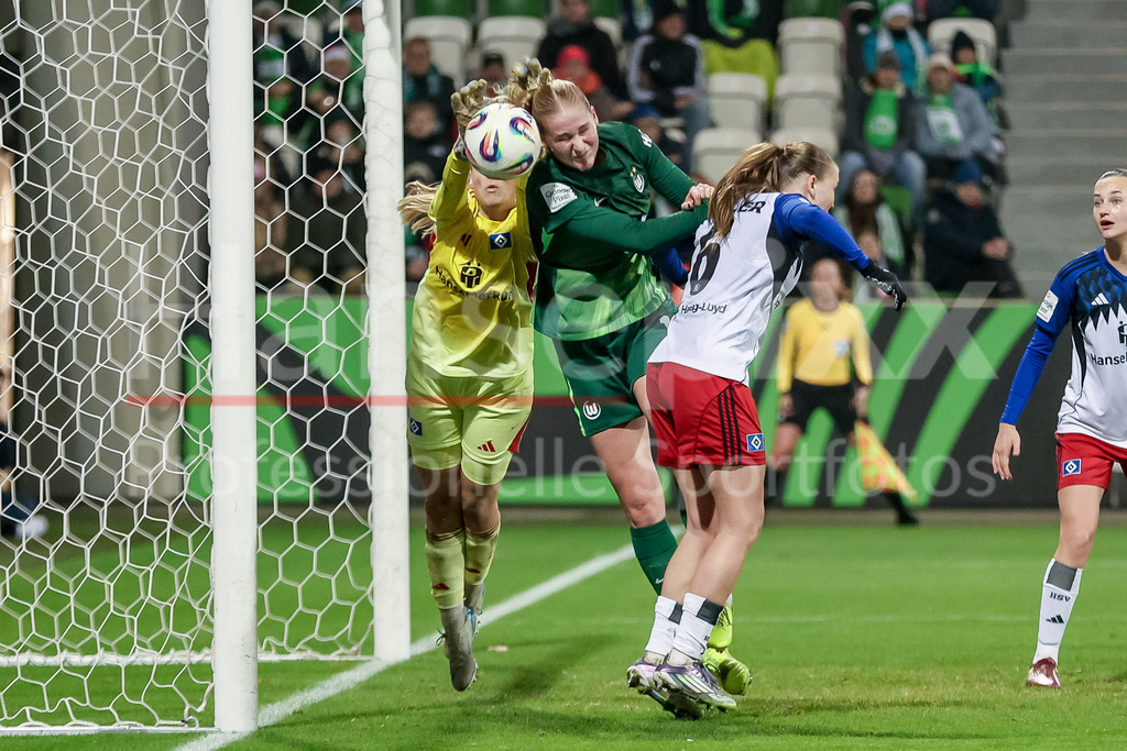 Fussball, Google Pixel Frauen-Bundesliga, VfL Wolfsburg - Hamburger SV | v.li.: Inga Schuldt (Torhüterin, Torwart, Hamburger SV, 1), Camilla Küver (VfL Wolfsburg, 16) und Annaleen Böhler (Hamburger SV, 6) im Zweikampf, Duell, Dynamik, Aktion, Action, Spielszene, DIE DFB-RICHTLINIEN UNTERSAGEN JEGLICHE NUTZUNG VON FOTOS ALS SEQUENZBILDER UND/ODER VIDEOÄHNLICHE FOTOSTRECKEN. DFB REGULATIONS PROHIBIT ANY USE OF PHOTOGRAPHS AS IMAGE SEQUENCES AND/OR QUASI-VIDEO.