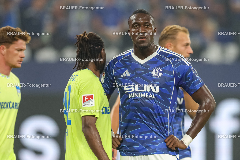 1_S04BER_20250801_2975.JPG -  - FC Schalke 04 - Hertha BSC Berlin - 2. Bundesliga | Gelsenkirchen, Deutschland, 01.08.25: Bryan Lasme (FC Schalke 04) schaut waehrend des Spiels der 2. Bundesliga zwischen FC Schalke 04 - Hertha BSC Berlin in der Veltins-Arena am 01. August 2025 in Gelsenkirchen, Deutschland. (Foto von Stefan Brauer/Brauer-Fotoagentur)DFB/DFL REGULATIONS PROHIBIT ANY USE OF PHOTOGRAPHS AS IMAGE SEQUENCES AND/OR QUASI-VIDEO.