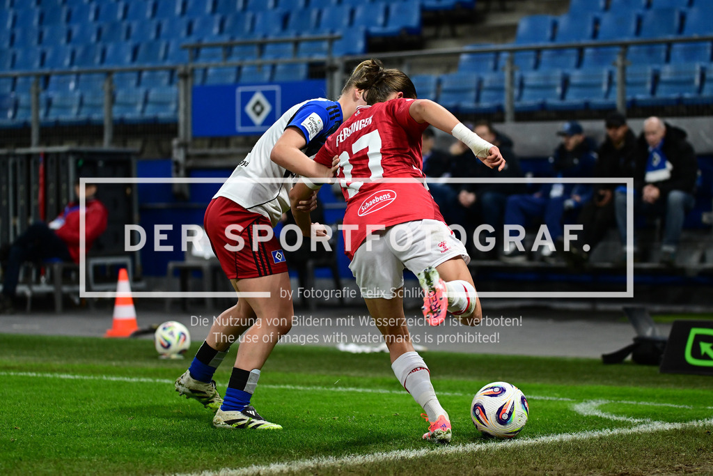 Fußball I Frauen I Saison 2025-2026 I Bundesliga I 12. Spieltag I Hamburger SV - 1. FC Köln I 52719 | Svea Stoldt (8, Hamburger SV) Laura Feiersinger (27, 1. FC Köln) - Realisiert mit Pictrs.com
