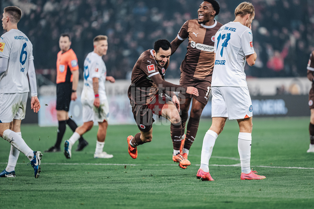 Fußball | Männer | Saison 2024/2025  | Fußball-Bundesliga | 12. Spieltag | FC St. Pauli vs. Holstein Kiel | 29.11.2024 | Manolis Saliakas (#2, FC St. Pauli) schießt das Tor zum 1:0 und jubelt