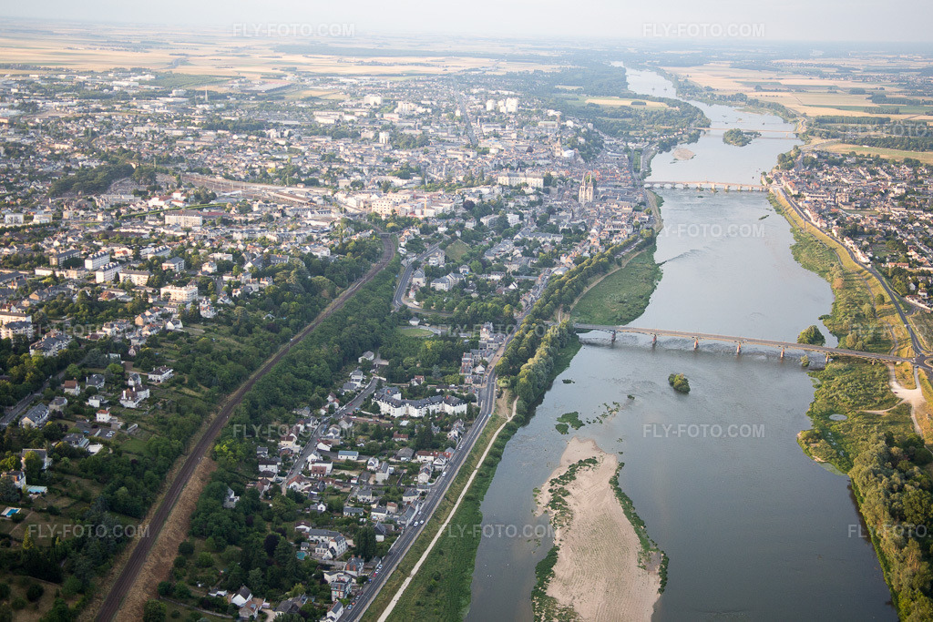 Aerial view: View of the town in Blois in the state Loir et Cher, France. – Photo: IMG_082497.jpg taken on 06/20/2015 by Werner Riehm/FLY-FOTO.com – Resolution of the original: 5472 x 3648 px