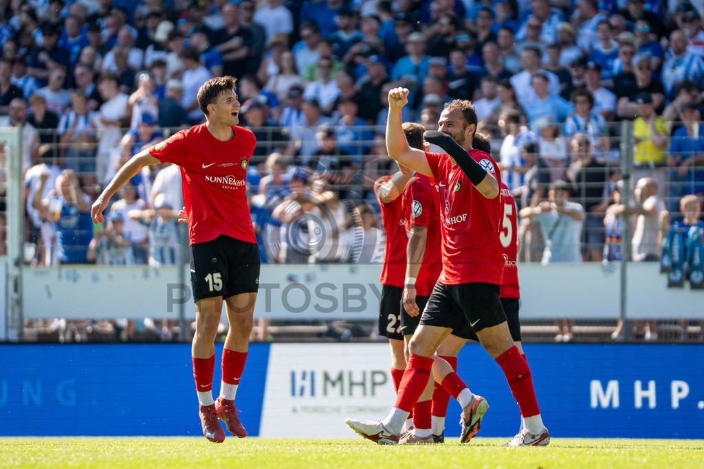Stuttgarter Kickers vs. SG Sonnenhof Großaspach, Fussball, WFV-Pokal, Finale, 23.05.2026 | Kollektiver Torjubel nach Treffer durch Fabian Eisele (SG Sonnenhof Großaspach, #23) zum 0:2,Stuttgarter Kickers vs. SG Sonnenhof Großaspach, Fussball, WFV-Pokal, Finale, 23.05.2026