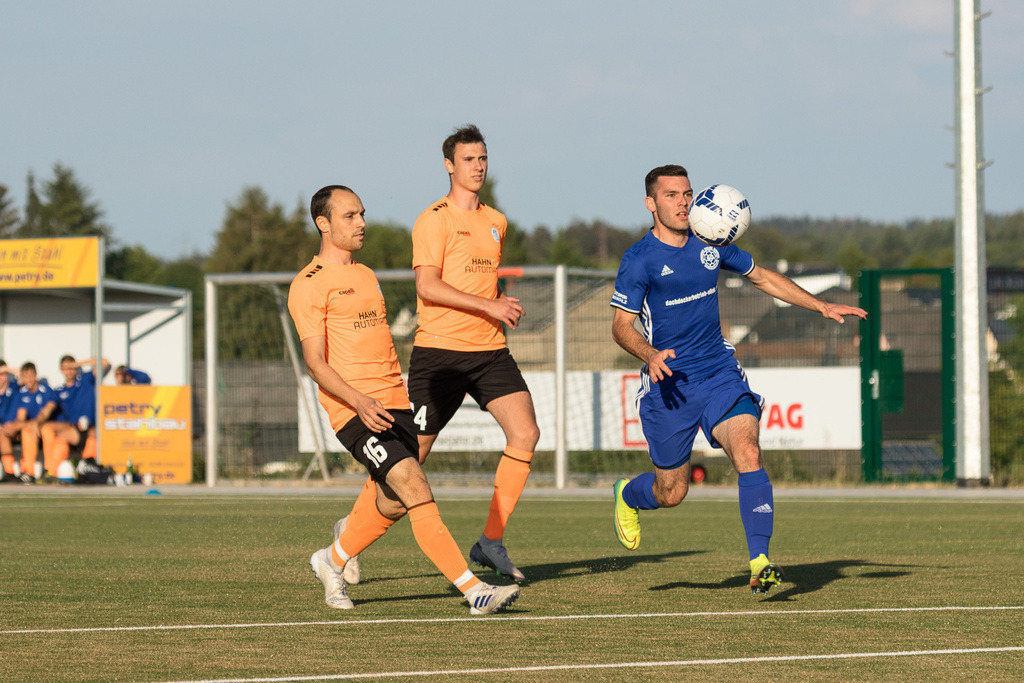 SG Morshausen - FC Karbach | Sportfotografie Hermann-Josef Stoffel - Realisiert mit Pictrs.com