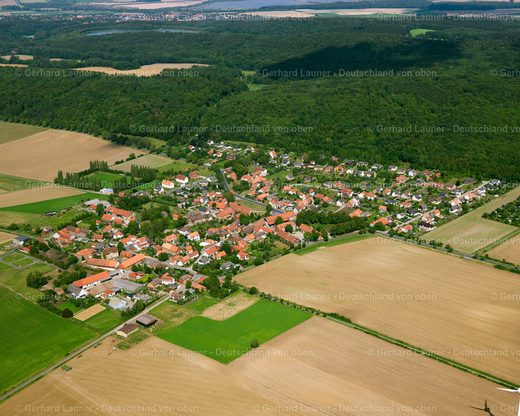 2638759 | STEINLAH 23.08.2006 Landwirtschaftliche Nutzflächen und Feldgrenzen  umsäumen das Siedlungsgebiet des Dorfes in Steinlah im Bundesland Niedersachsen, Deutschland // Agricultural land and field boundaries surround the settlement area of the village  in Steinlah in the state Lower Saxony, Germany Foto: Gerhard Launer