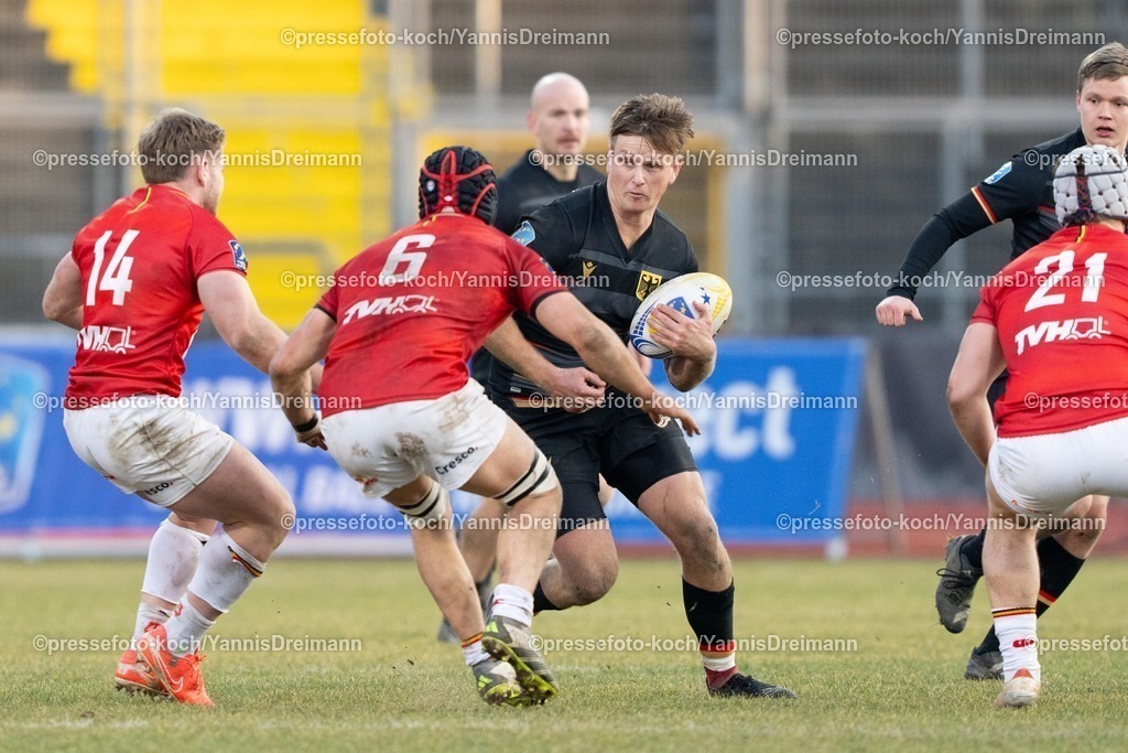 YDR1602250101032 | 16.02.2025, xydrx, Rugby Europe Championship, Deutschland - Belgien, 15er Männer, Auestadion Kassel: Leo Wolf (Deutschland #12) im Zweikampf gegen Thomas Wallraf (Belgien #14) und Jean-Maurice Decubber (Belgien #6)