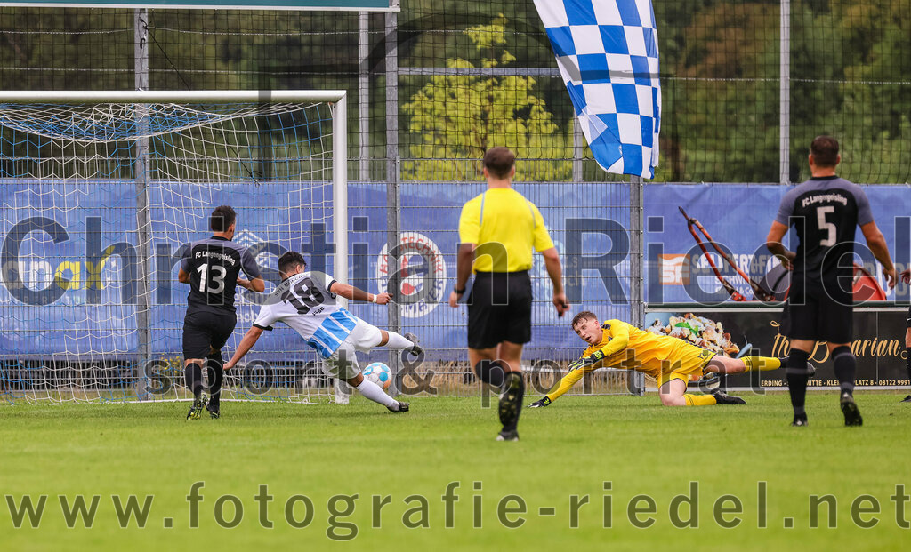 2023-08-05_071_FC_Langengeisling_gegen_SVN_Muenchen | Erding, Deutschland, 05.08.2023:
Fußball, Bezirksliga Oberbayern Ost 2023 / 2024, 2. Spieltag, FC Langengeisling gegen SVN München, Endergebnis: 1:3

Torschuss zum 0:1 durch Mehmet Köse (SVN München, #18)
Maximilian Hintermaier (FC Langengeisling, #13), Mehmet Köse (SVN München, #18), Torwart Louis Rotert (FC Langengeisling, #12), Andreas Buchberger (FC Langengeisling, #5)

Foto: Christian Riedel / fotografie-riedel.net