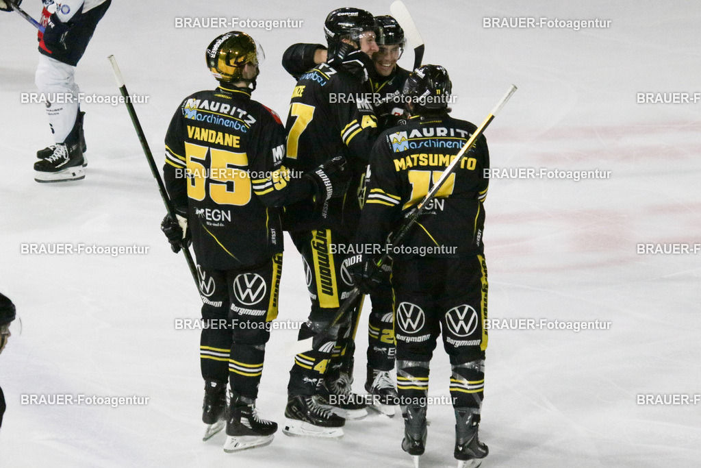 14.11.2025 Krefeld Pinguine - BLue Devils Weiden | Krefeld, Deutschland, 14.11.2025: Carl Konze (Krefeld Pinguine) jubelt nach seinem Tor während des DEL2-Spiels zwischen Krefeld Pinguine - Blue Devils Weiden am 14.11. 2025 in der Yayla-Arena in Krefeld, Deutschland. (Foto Ralph Görtz / Brauer-Fotoagentur)