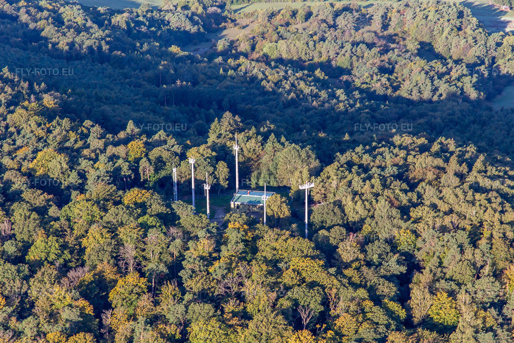 Vue aérienne: Antennes radar au Col de Stiefelsberg à Cleebourg dans le département Bas Rhin, France. Photo: IMG_138946.jpg prise le 24/09/2023 par Werner Riehm/FLY-FOTO.euRésolution de l'original: 5472 x 3648 px