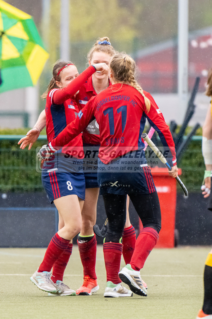 HK_20230401_106655 | 1. Bundesliga Damen Düsseldorfer HC - Harvestehuder THC  am 1.4.2023 DHC Düsseldorf, Düsseldorf , Friederike Heusgen ( Düsseldorfer HC #8 ) , Sara Strauss ( Düsseldorfer HC #11 ) , Emma-Sophie Hessler ( Düsseldorfer HC #7 )