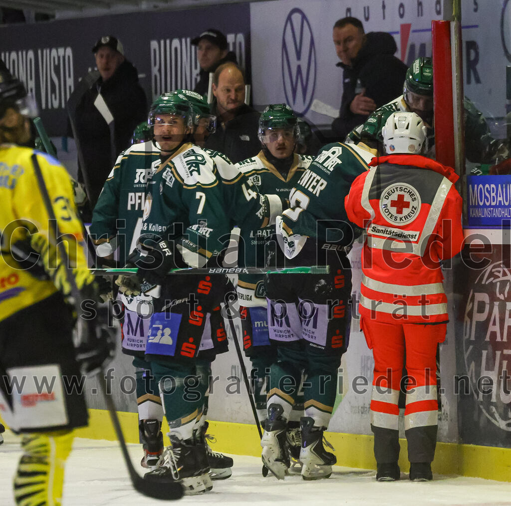 2025-12-28_081_TSV_Erding_gegen_onesto_Tigers_Bayreuth | Erding, Deutschland, 28.12.2025:Eishockey, Oberliga Süd 2025 / 2026, 31. Spieltag, TSV Erding gegen onesto Tigers Bayreuth, Endergebnis: 6:5 n.V.Louis Trattner (Erding Gladiators, #7), Dennis Henter (Erding Gladiators, #19)Foto: Christian Riedel / fotografie-riedel.net
