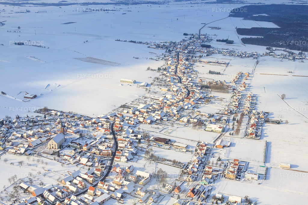 Luftbild: Rue Principale aus Osten im Winter bei Schnee in Schleithal im Bundesland Bas-Rhin in Frankreich. – Foto: IMG_36240.jpg vom 02.01.2011 durch Werner Riehm/FLY-FOTO.de – Auflösung des Originals: 4752 x 3168 px