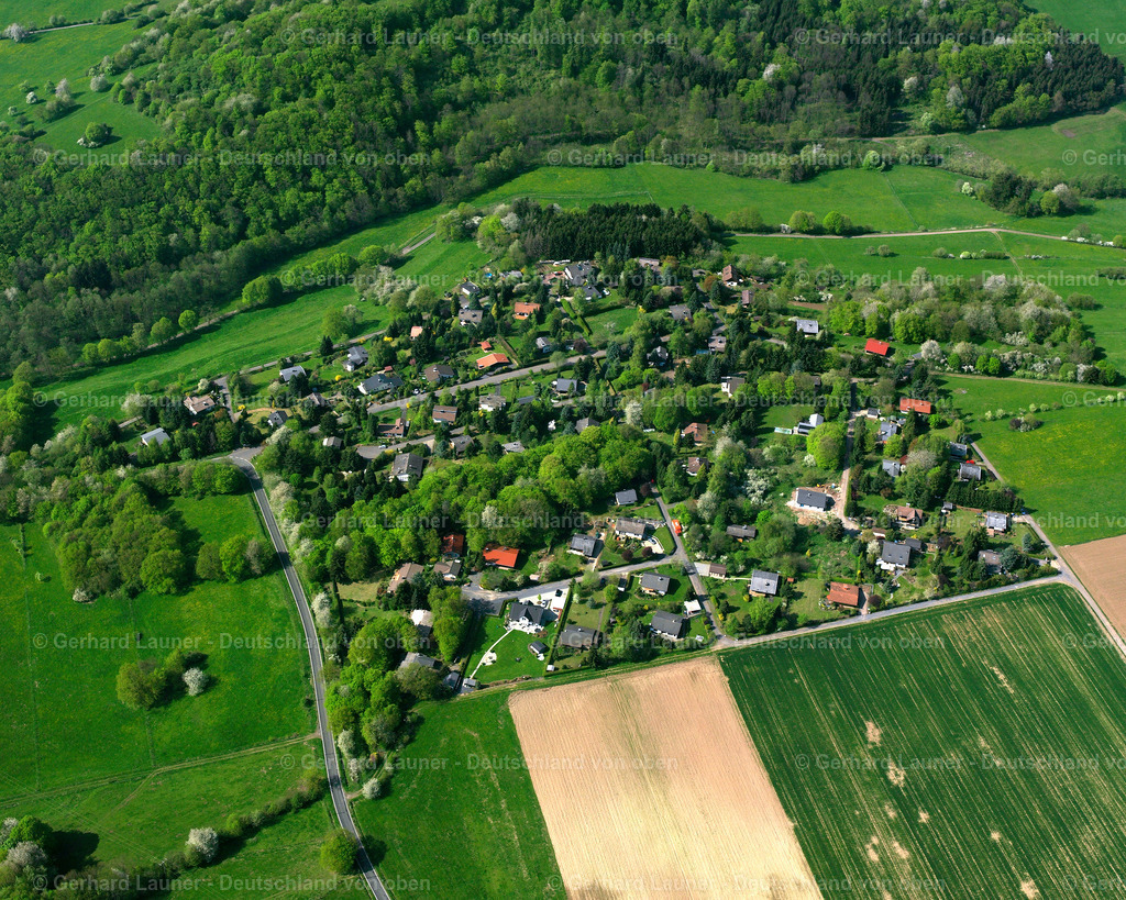 2615203 | EICHELSACHSEN 07.06.2006 Landwirtschaftliche Nutzflächen und Feldgrenzen  umsäumen das Siedlungsgebiet des Dorfes in Eichelsachsen im Bundesland Hessen, Deutschland // Agricultural land and field boundaries surround the settlement area of the village  in Eichelsachsen in the state Hesse, Germany Foto: Gerhard Launer