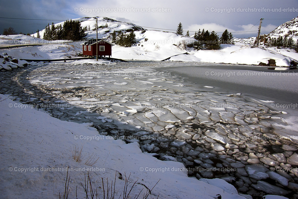 Einsames Haus im Eis in der Nähe von Henningsvaer | Einsames Haus im Eis in der Nähe von Henningsvaer - Realisiert mit Pictrs.com
