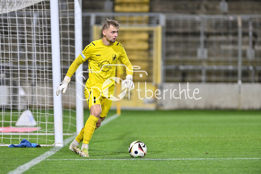FC Bayern Amateure - TSV Schwaben Augsburg | im Bild Patrick SANDER (TSV #1) am Ball / Freisteller / Einzelfoto / Regionalliga Bayern: FC Bayern Muenchen II - TSV Schwaben Augsburg, Gruenwalder Stadion am am 25.10.2024