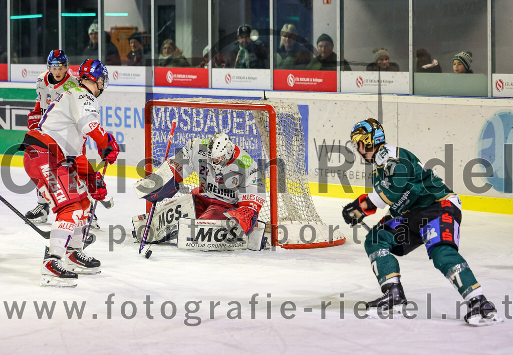 2026-01-18_145_TSV_Erding_gegen_Selber_Woelfe | Erding, Deutschland, 18.01.2026:Eishockey, Oberliga Süd 2025 / 2026, 38. Spieltag, TSV Erding gegen Selber Wölfe, Endergebnis: 2:3 n.V.Torwart Michel Weidekamp (Selber Wölfe, #27), Thomas Matheson (Erding Gladiators, #37)Foto: Christian Riedel / fotografie-riedel.net