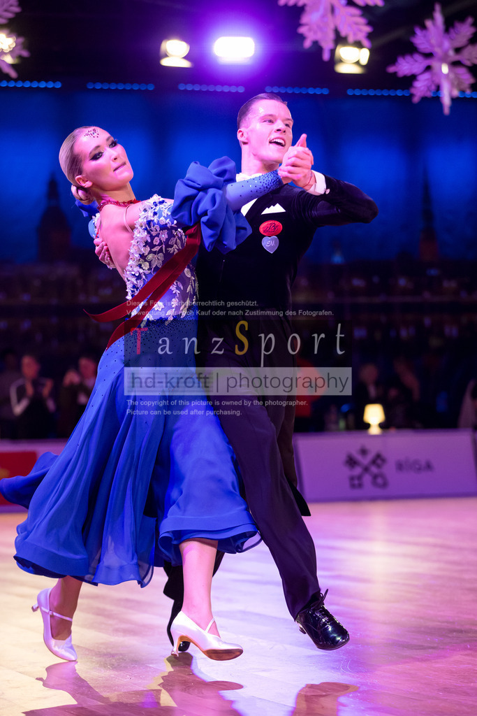 20241215_WDSF_Int_Open_Std-Riga-9899 | Tanzsportbilder, Standardtanz, Lateintanz, WDSF, DTV, LTVB, dancecomp, goc, hessen tanzt, blaues band der spree, walzer, tango, wiener walzer, slowfox, quickstepp, samba, rumba, cha-cha-cha, paso doble. jive, hd-kroft photography, turniertanzsport