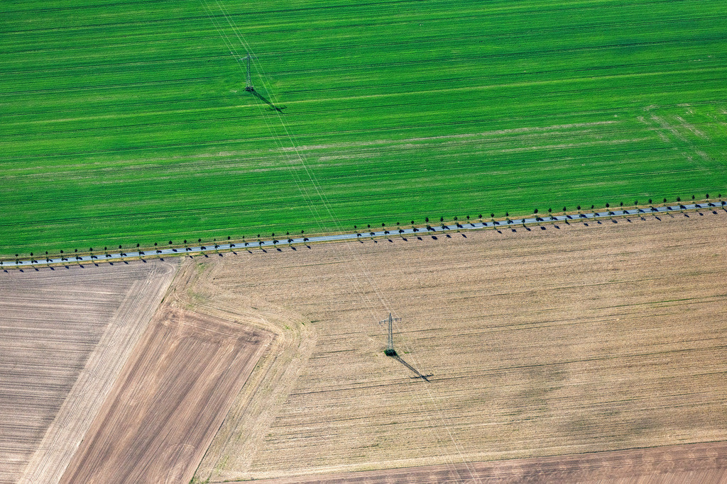 dr__0209677.jpg | TREUENBRIETZEN 06.09.2023 Gepflügter Acker mit Stromleitungstrasse an der Straße B2 in Treuenbrietzen im Bundesland Brandenburg, Deutschland. 
