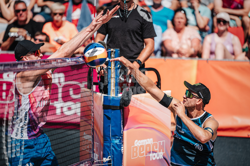 Beachvolleyball | Männer | Allianz German Beach Tour 2024 | Tourstop Kühlungsborn | 11.08.2024 | v.l. Philipp Huster gegen Benedikt Sagstetter