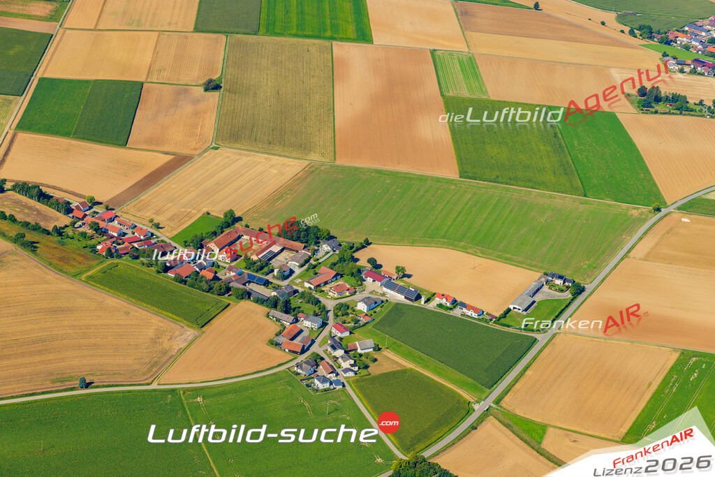 Klassische Luftaufnahme ohne Drohne zeigt:Untergrasselfing bei Laberweinting - Die Luftbildaufnahme wurde 2025 vom UL-Flugzeug heraus erstellt ( keine Drohne ) - Hochauflösende Luftaufnahme -Nicht vergleichbar mit Google Maps oder Satelittenbilder- Die Geschenkidee !Mit Lizenz und Bildrechte bestellbar