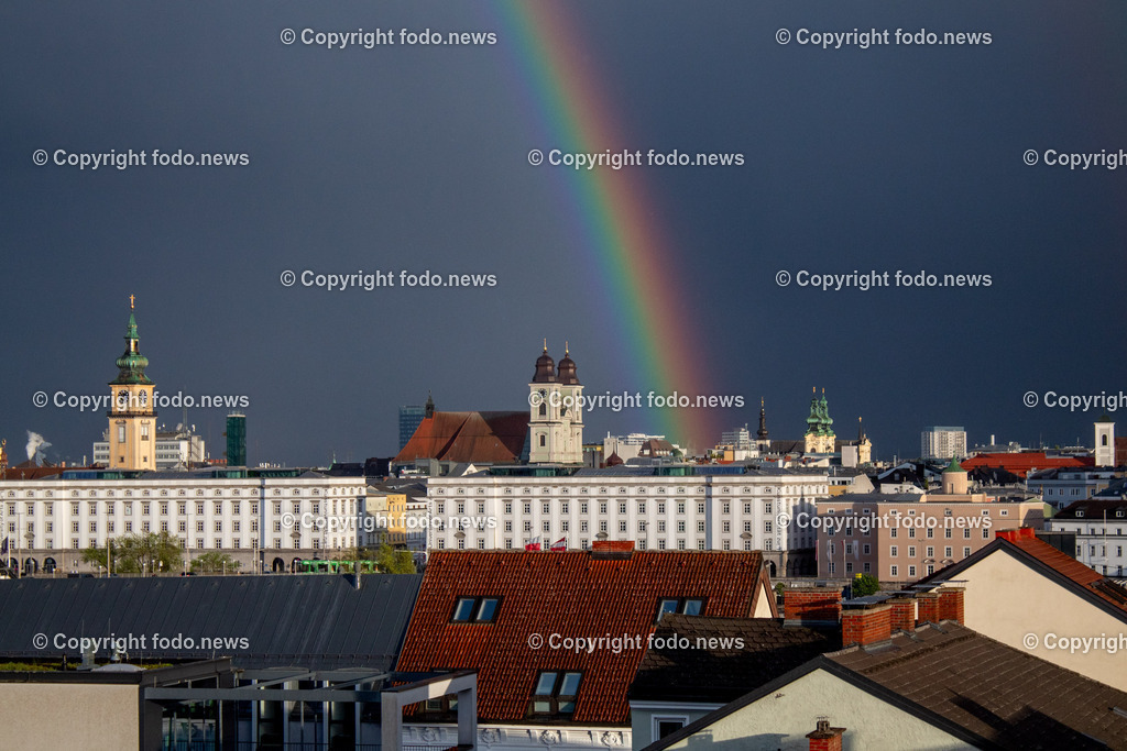 Regenbogen_ Regenwetter_ Linz_ Skyline_ 17.04.2024-4 | 17.04.2024, Linz, AUT, Regenbogen, Skyline, im Bild Regenbogen, Regenwetter, Himmel, Finster, Dunkel, Wolken, Gewitter, Sonne, Linz, Skyline