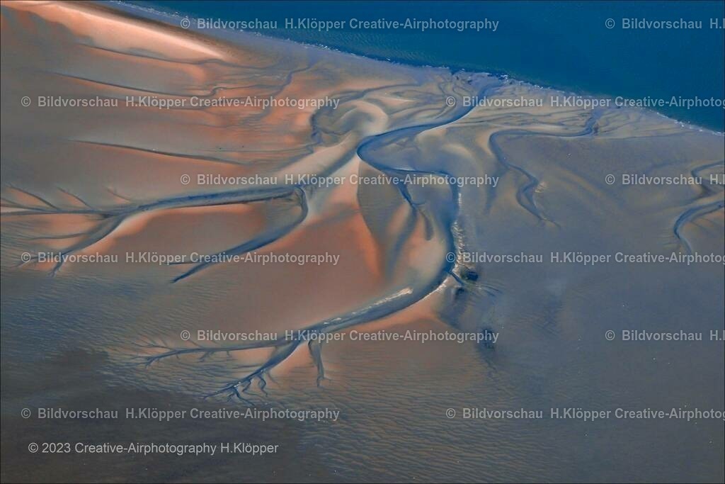 _Nordsee Wattenmeer-6950 | Das Wattenmeer wird von den Gezeiten beeinflusst, die durch die Anziehungskraft von Sonne und Mond auf die Erde entstehen. Es gibt zwei Gezeiten pro Tag - eine Flut und eine Ebbe. Während der Flut steigt das Wasser und bedeckt das Wattenmeer, während der Ebbe zieht sich das Wasser zurück und das Watt wird freigelegt.  - Realisiert mit Pictrs.com