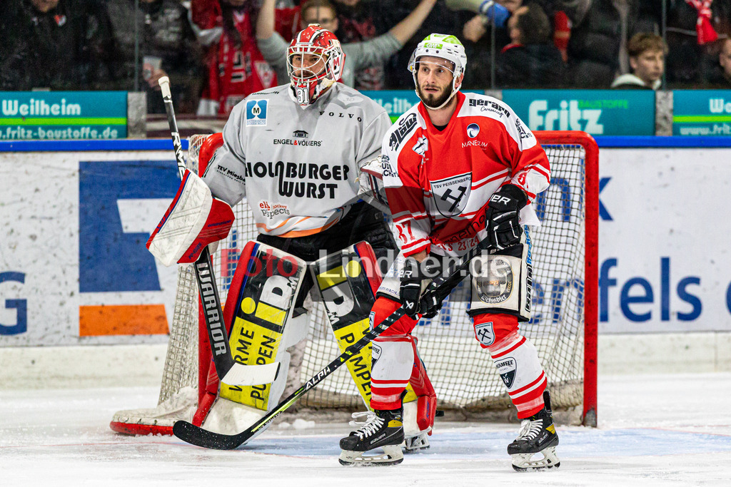 Halbfinale Spiel 3 TSV Peißenberg Miners vs TEV Miesbach | Eishockey Bayernliga Playoffs 2023/2024, Halbfinale Spiel 3 TSV Peißenberg Miners vs TEV Miesbach, 20240315,
Dominic KRABBAT (Miners 87) vor dem Tor von Philip LEHR (TEVM Goalie 31),
2024-03-15 in Peißenberg (Eisstadion)
31 Philip LEHR (TEVM Goalie 31), 87 Dominic KRABBAT (Miners 87)
Copyright: WolfgangxLindner foto-lindner.de