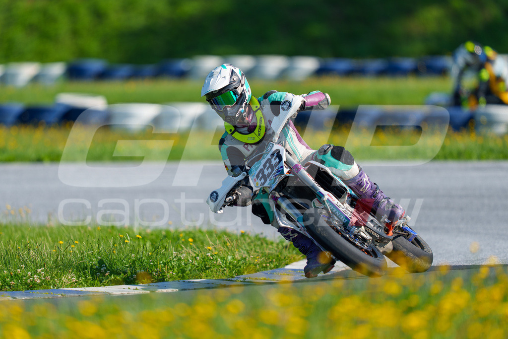 SuperMoto_Staatsmeisterschaft_Greinbach_127 | GRIPcapture steht für authentische Sportfotografie in Österreich – für Momente, die mehr sind als Geschwindigkeit oder Ergebnis. Es geht um Emotion, Spannung, Fokus und den Augenblick, der oft nur einen Wimpernschlag dauert.Ob Motorsport, Teamsport oder 