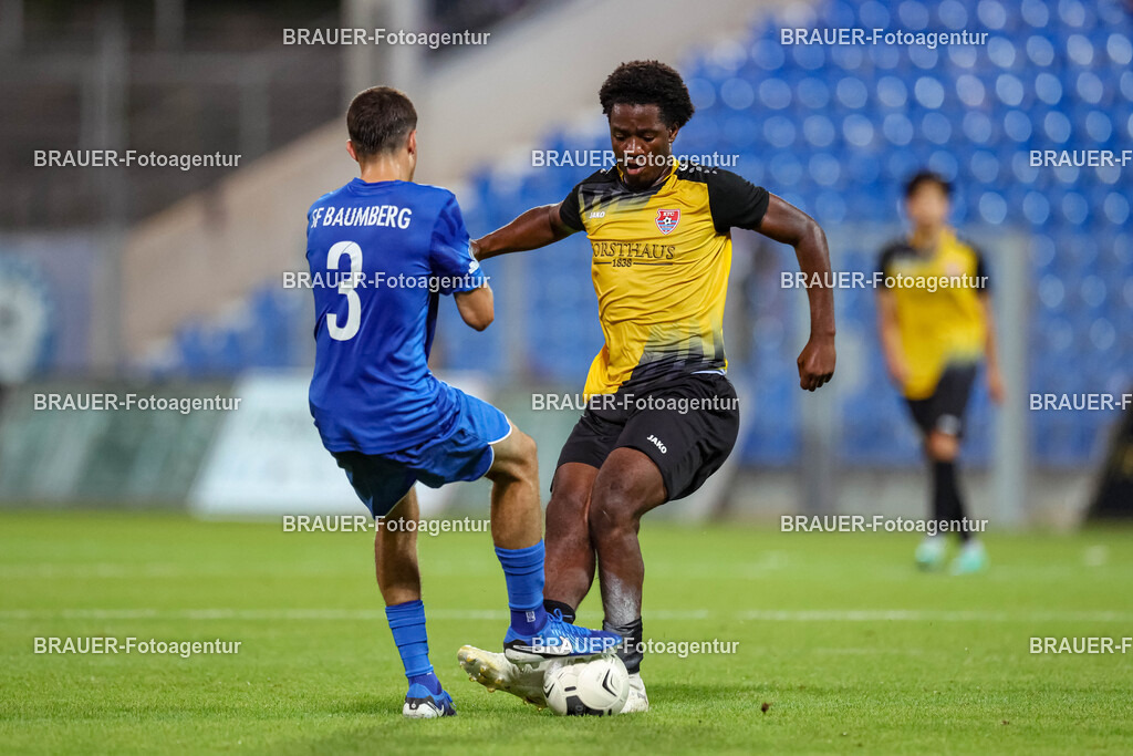 SB_KFCBAU_20250815_5521.JPG -  - KFC Uerdingen - SF Baumberg - Oberliga Niederrhein | Krefeld, Deutschland, 15.08.25: Paolo Aurelio Piccinini (SF Baumberg) und Dave Fotso Youmssi (KFC Uerdingen) im Kampf um den Ball während des Oberliga Niederrhein Spiels zwischen KFC Uerdingen - SF Baumberg in der Grotenburg Stadion am 15. August 2025 in Krefeld, Deutschland. (Foto von Stefan Brauer/Brauer-Fotoagentur)