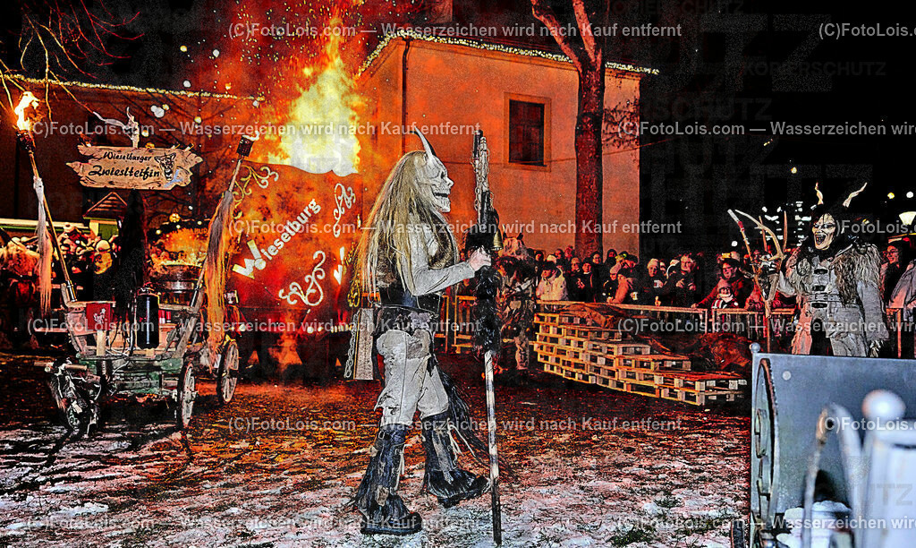 ALP9662_Wieselburger ADVENT_Wintersonnenwende_Perchtenlauf | (C)FotoLois.com, Alois Spandl, Wieselburger Advent, Wintersonnenwendfeier mit Umzug durch die Stadt, Sonnenwendfeuer und Perchtenlauf mit Show im Schlosspark, Mitwirkung der Partnergemeinde EINBECK, Sa 17. Dezmber 2022.