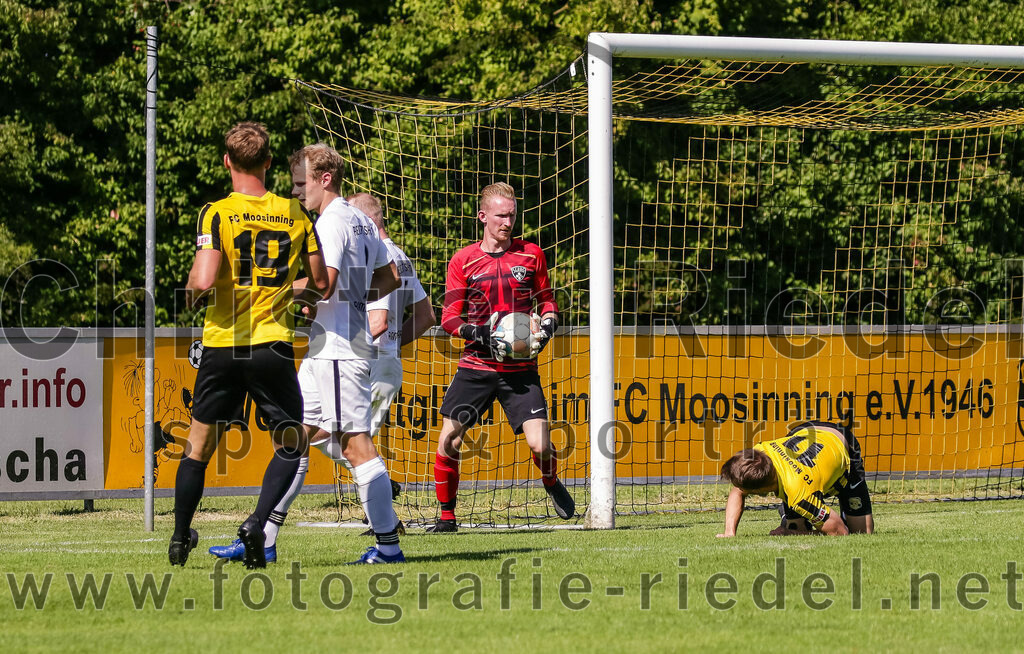 2023-08-19_115_FC_Moosinning_gegen_SV_Reichertsheim | Moosinning, Deutschland, 19.08.2023:
Fußball, Bezirksliga Oberbayern Ost 2023 / 2024, 5. Spieltag, FC Moosinning gegen SV Reichertsheim, Endergebnis: 0:4

Thomas Auerweck (FC Moosinning, #19), Torwart Jakob Kohwagner (SV Reichertsheim, #22), Maximilian Lechner (FC Moosinning, #11)

Foto: Christian Riedel / fotografie-riedel.net