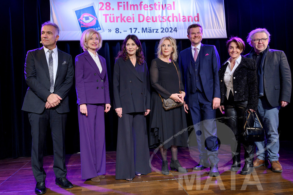 _DWI4216 | Adil Kaya (Moderator), Prof. Dr. Julia Lehner (Kulturbürgermeisterin Nürnberg), Iris Berben (Ehrenpreisträgerin 2024), Hale Soygazi (Ehrenpreisträgerin 2024), Marcus König (Oberbürgermeister Nürnberg), Ayten Akyıldız (Festivalleiterin) und Michael Bader bei der Eröffnung der 28. Film Festival Türkei Deutschland  am 08.3.2024  in Nürnberg - Realisiert mit Pictrs.com