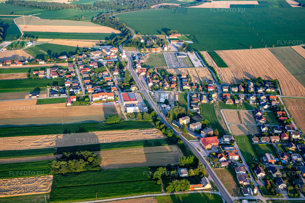 Vue aérienne: Vue de la ville à Starše dans le département Slovénie, Slovénie. Photo: IMG_137404.jpg prise le 08/07/2023 par Werner Riehm/FLY-FOTO.eu – Résolution de l'original: 5472 x 3648 px