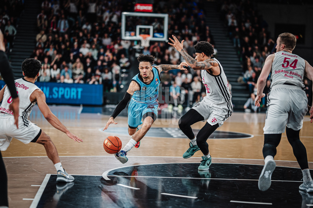 Basketball | Männer | Saison 2024/2025 | easyCredit Basketball Bundesliga | 16. Spieltag | Veolia Towers Hamburg vs. Telekom Baskets Bonn | 10.01.2025 | v.l. Jaizec Lottie (#4, Veolia Towers Hamburg) zieht vorbei an Rivaldo Soares (#5, Telekom Baskets Bonn)