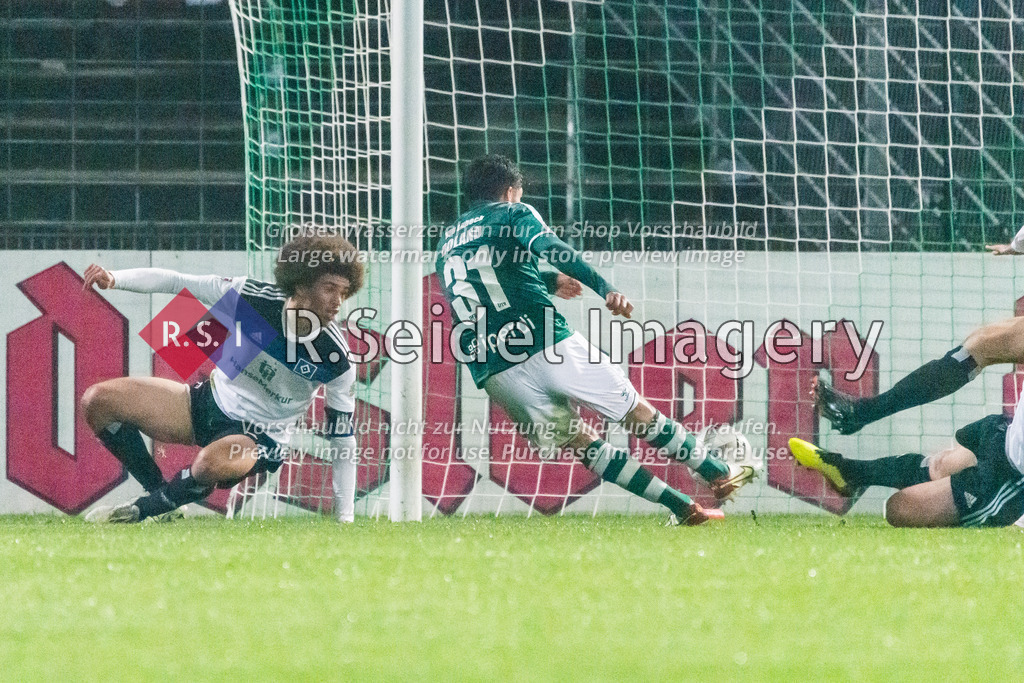 Fußball, Saison 2022/23, Regionalliga Nord, VfB Lübeck - Hamburger SV II, Stadion an der Lohmühle (Lübeck), 25.11.2022, 20. Spieltag | Mirko Boland (#31, Lübeck) legt nochmal nach, nachdem Jonah Fabisch (#6, HSV II, Teamkapitän) den Ball gestoppt hat, scheitert aber wieder knapp.
