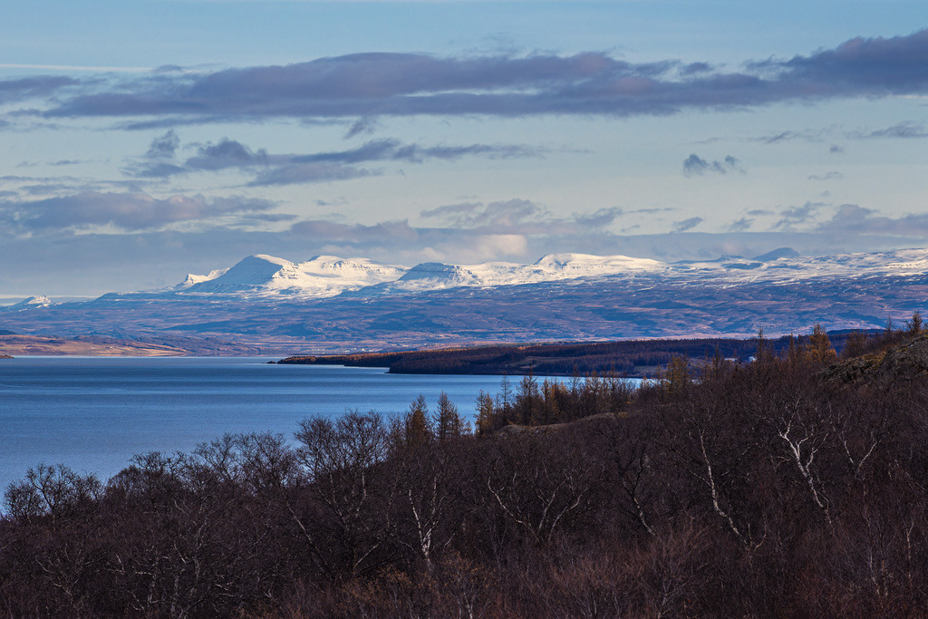 Blick über den See Lagarfljót auf schneebedeckte Berge im Osten von Island | Blick über den See Lagarfljót auf schneebedeckte Berge im Osten von Island.