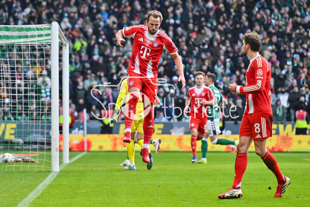 SV Werder Bremen - FC Bayern München | BREMEN, GERMANY - 14. FEBRUARY: Jubel der Bayern nach dem Treffer zum 0-1 durch Harry KANE (FC Bayern Munich 9) / Elfmeter Tor / Torschuetze / Freude / Happy während dem Bundesligamatch zwischen dem SV Werder Bremen und dem FC Bayern München am 22. Spieltag im Weserstadion / DFL REGULATIONS PROHIBIT ANY USE OF PHOTOGRAPHS AS IMAGE SEQUENCES AND/OR QUASI-VIDEO