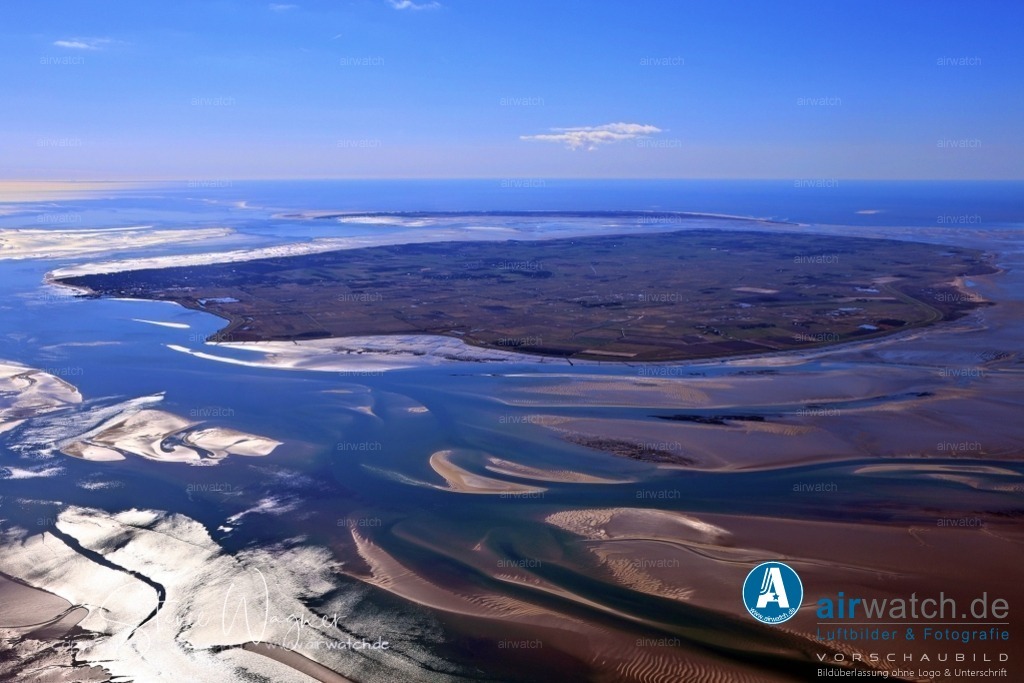 Luftbild Nordseeinsel Föhr | Föhr wird oft als "die grüne Insel" bezeichnet, da sie durch ihre Lage im Windschatten von Amrum und Sylt vor den stürmischen Einflüssen der Nordsee geschützt ist und sich daher die Vegetation gut entwickeln kann. Die Insel ist 12,5 Kilometer lang und bis zu 8,5 Kilometer breit. Im Norden bestehen flache Marschlande, während im Süden Sandablagerungen und die höher gelegene Geest zu finden sind.