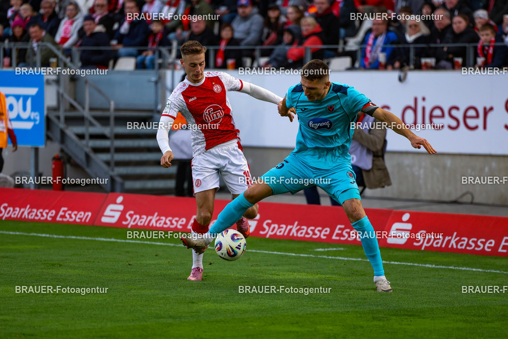 Rot-Weiss Essen - Viktoria Köln - 3.Liga | Essen, Deutschland, 18.10.2025 Marvin Obuz  (Rot-Weiss Essen) und Christoph Greger (Viktoria Köln)  im Kampf um den Ball  während des 3.Liga Spiels zwischen Rot-Weiss Essen- Viktoria Köln im Stadion an der Hafenstraße am 01.08.2025 in Essen. (Foto von Timo Bluhmki-Schmidt/ Brauer Fotoagentur