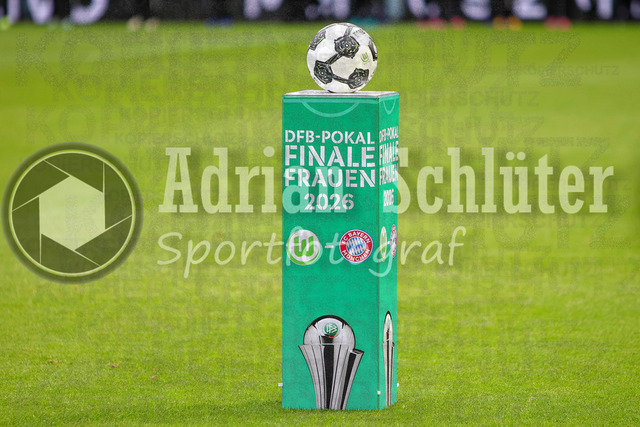 14.05.2026, GER, Fussball, Frauen, DFB-Pokal, Finale, Saison 2025/2026, VfL Wolfsburg - FC Bayern München | ein Fußball auf einem Podest "DFB-Pokal Finale Frauen 2026"