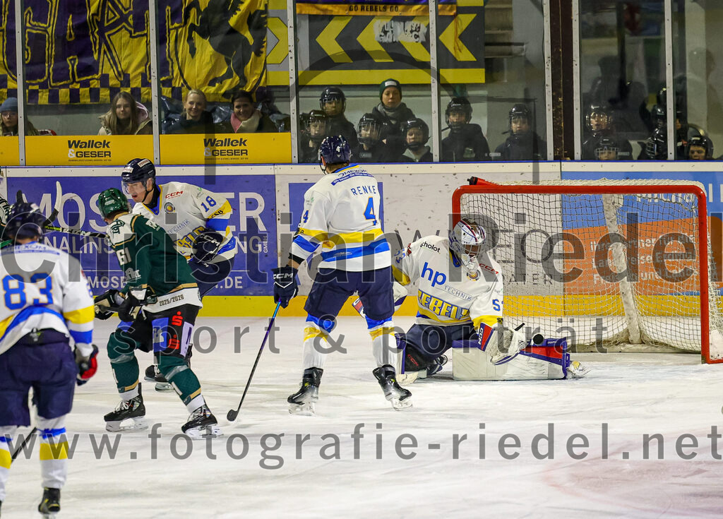 2025-12-05_059_TSV_Erding_gegen_Stuttgart_Rebels | Erding, Deutschland, 05.12.2025:Eishockey, Oberliga Süd 2025 / 2026, 23. Spieltag, TSV Erding gegen Stuttgart Rebels, Endergebnis: 5:6Dennis Miller (Erding Gladiators, #61), Fabian Renner (Stuttgart Rebels, #18), Nolan Renke (Stuttgart Rebels, #4), Torwart Kimi Saffran (Stuttgart Rebels, #53)Foto: Christian Riedel / fotografie-riedel.net