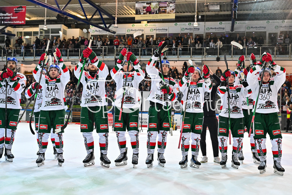 Iserlohn Roosters - Augsburger Panther | Die Spieler der Panther feiern zusammen mit den Fans den Klassenerhalt in Iserlohn / Freude / Happy / Abstieg / Absteiger / DEL: Iserlohn Roosters - Augsburger Panther, Eissporthalle Iserlohn am 07.03.2025