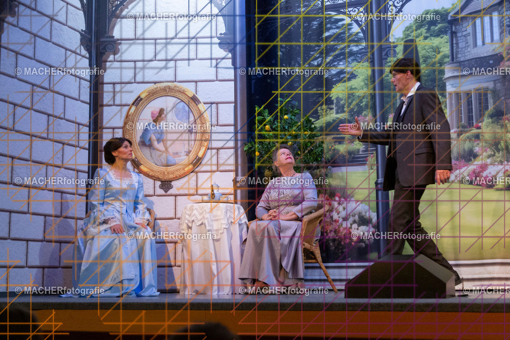 383_MFL-2025 | Portraitbilder von Regisseur; Darsteller; Techniker; Maske; Kostüme; Chor; Musiker; Bilderserie der Generalprobe und der Premierenvorstellung, Szenenbilder; Ausdrucksstudien; Bühnenüberblick; Bühnenkulissen; Pressefotos inkl. Redaktionsfoto Darstellergruppe.